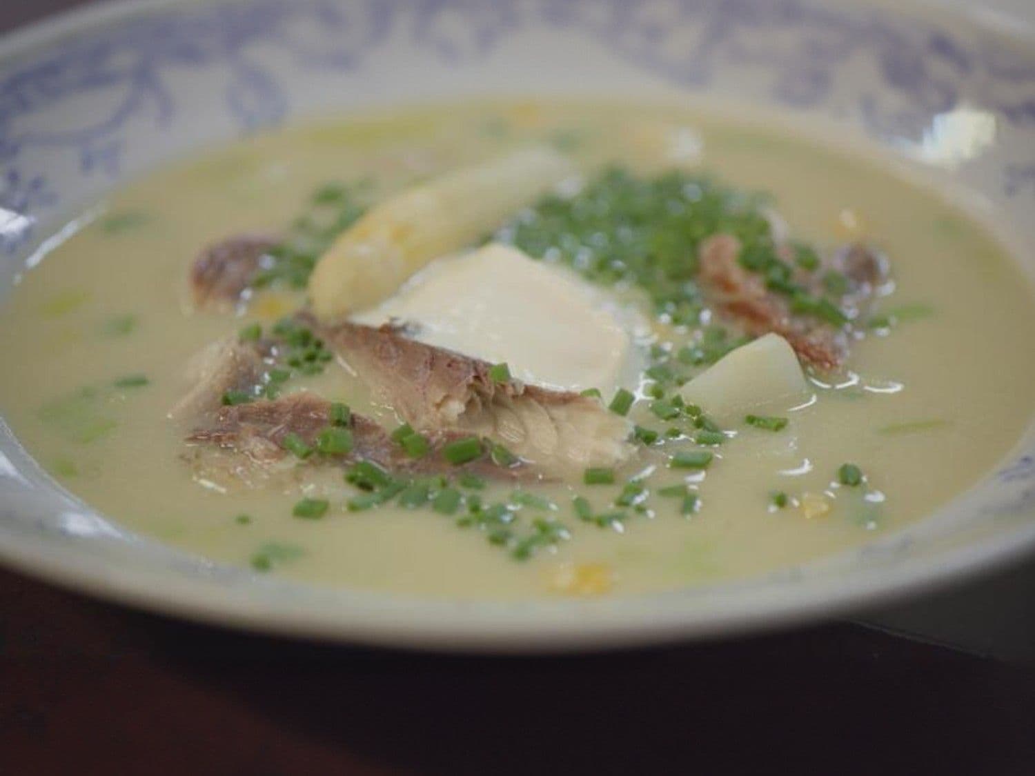 Chowder van asperges, prei, mais en gerookte makreel