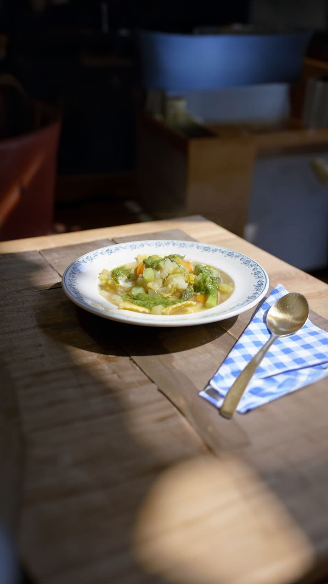 Groentesoep met ravioli en pesto