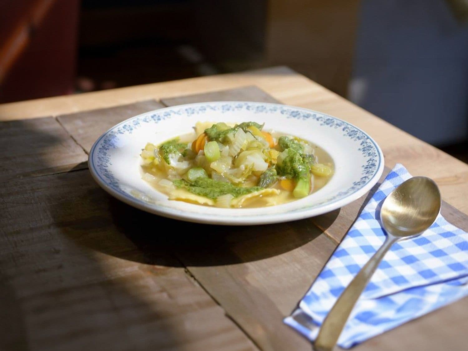 Groentesoep met ravioli en pesto