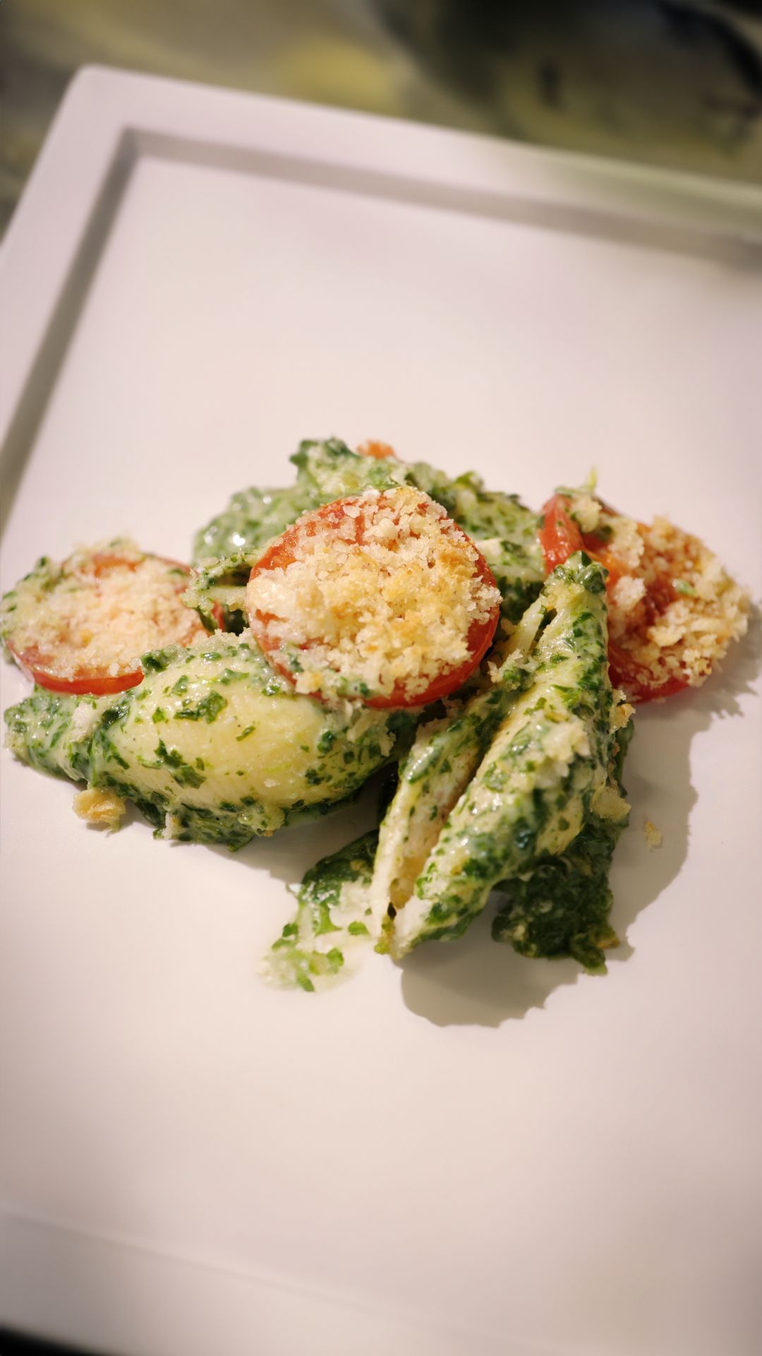 Gevulde schelpen met gerookte zalm, ricotta en spinazie