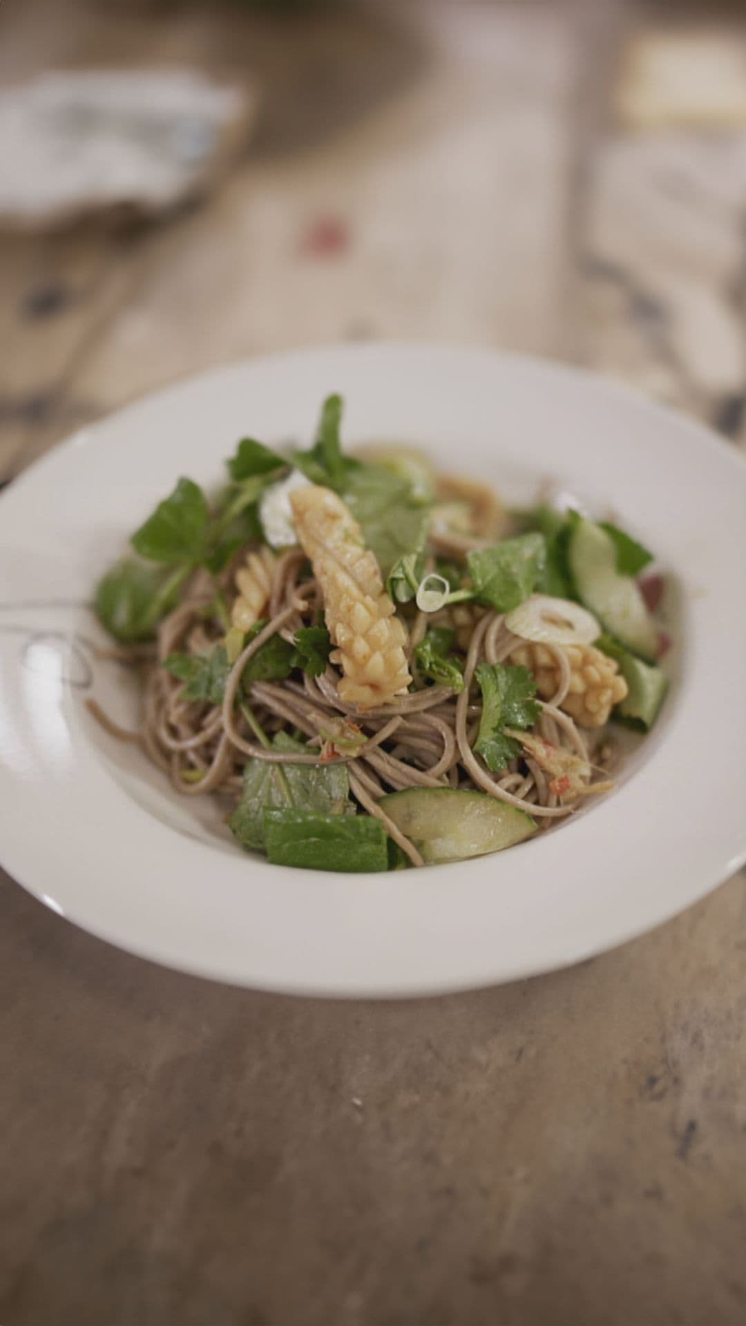 Oosterse salade met noedels en gebakken inktvis