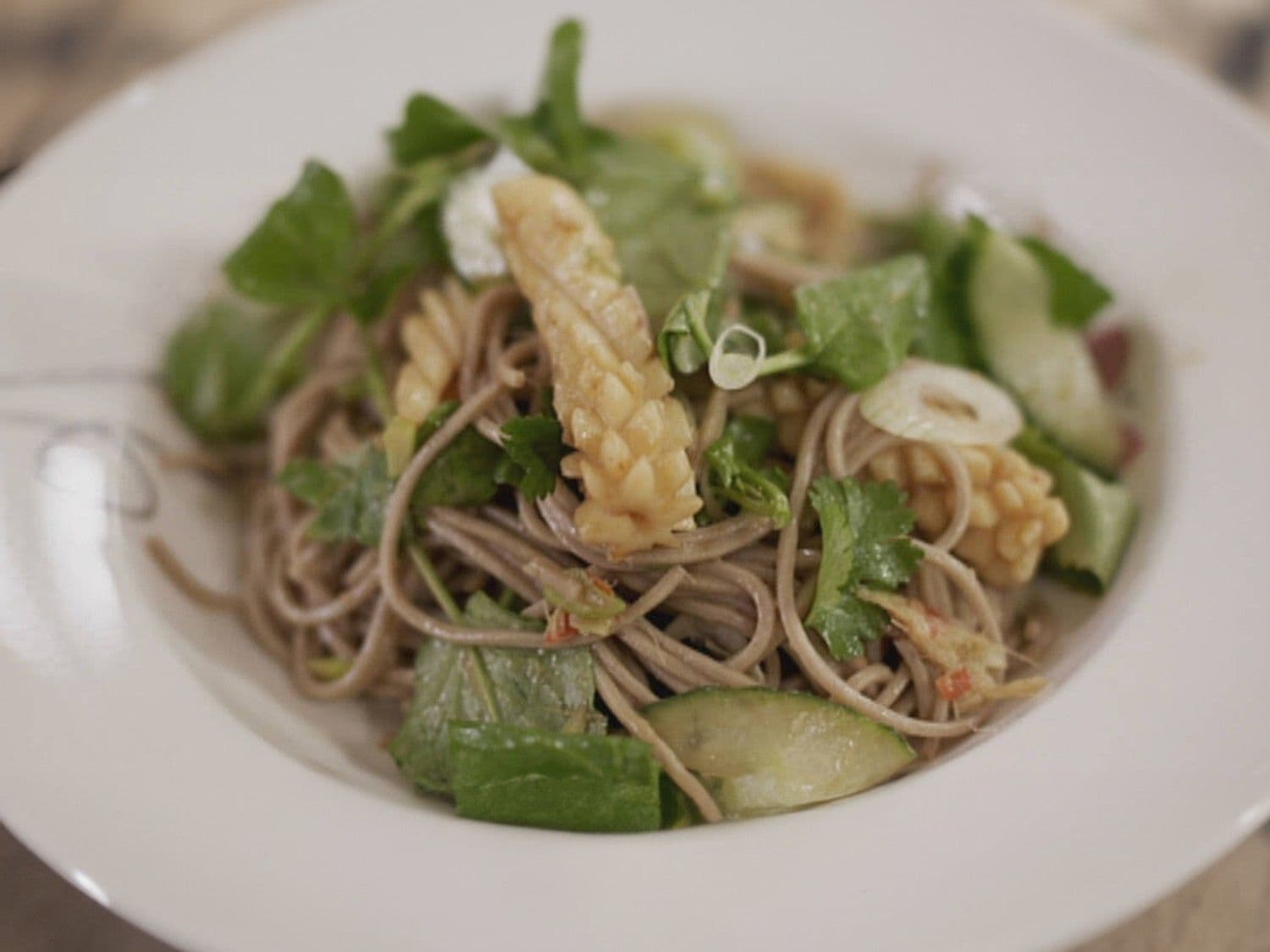 Oosterse salade met noedels en gebakken inktvis