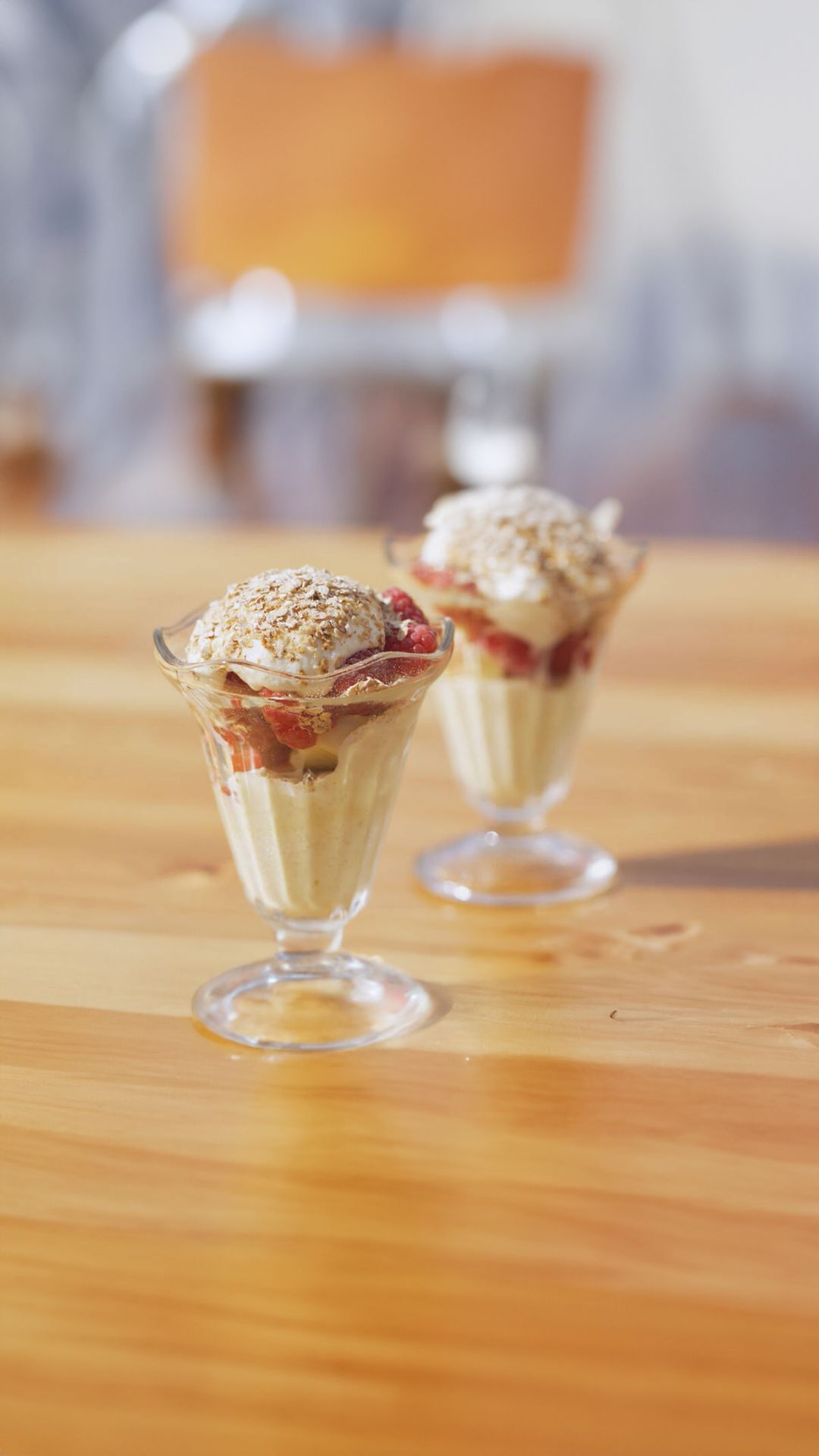 Vanillecoupe met frambozen, kardemomroom en krokante havermout
