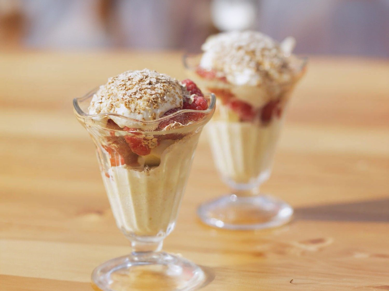 Vanillecoupe met frambozen, kardemomroom en krokante havermout
