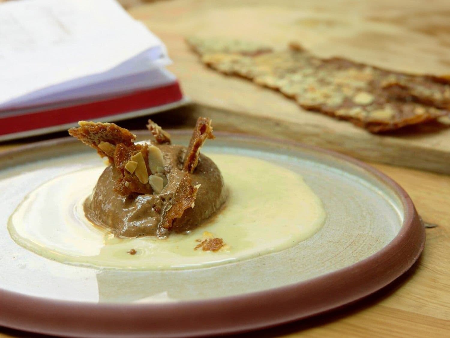 Chocolademousse met koffie, vanillesaus met amaretto en amandelkoekjes