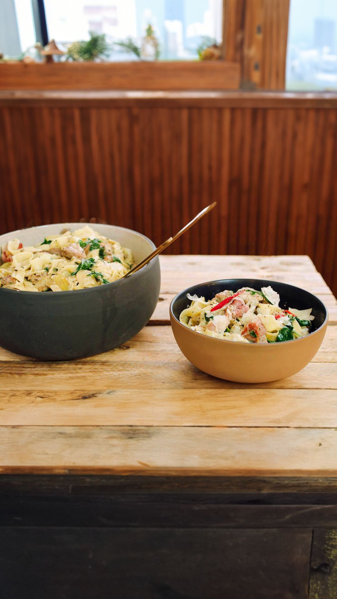 Pasta met kippenoester, spekjes en spinazie
