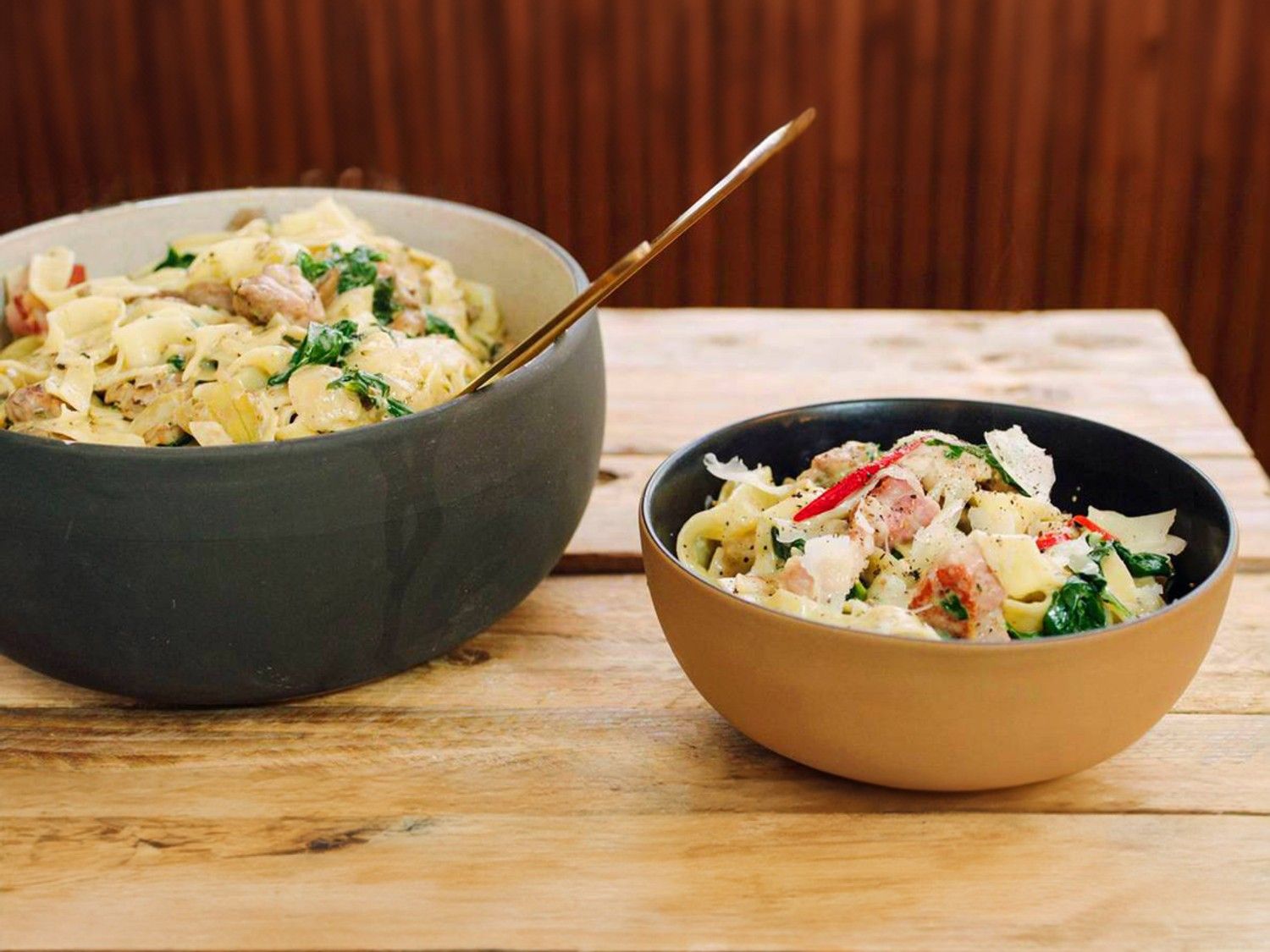 Pasta met kippenoester, spekjes en spinazie