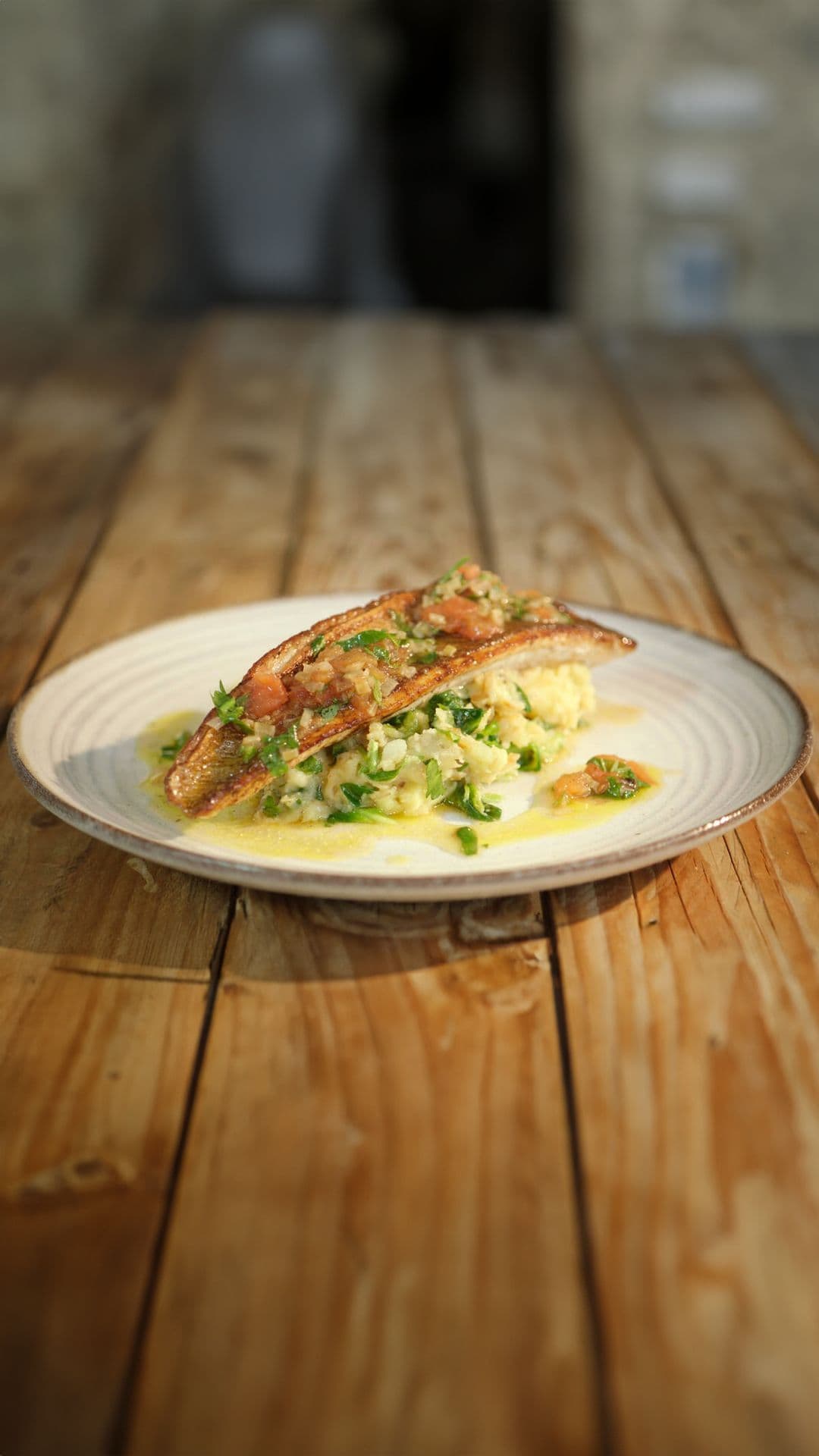 Pieterman met geplette aardappel, veldsla en tomatenvinaigrette
