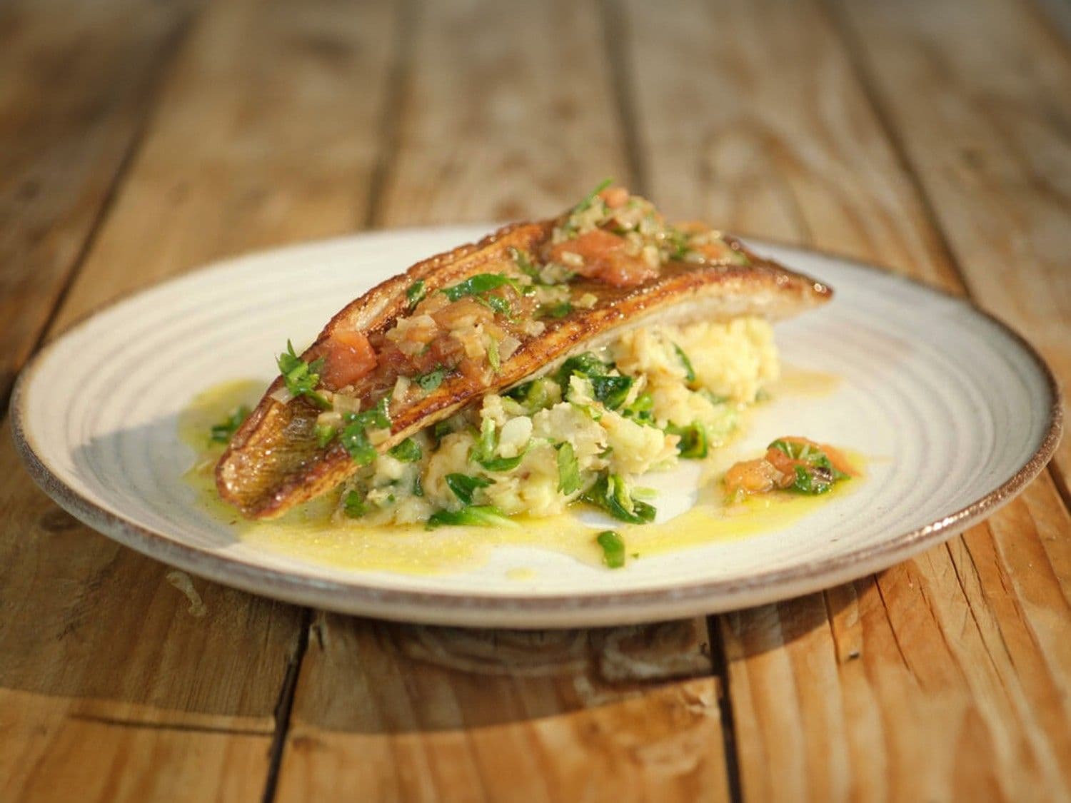 Pieterman met geplette aardappel, veldsla en tomatenvinaigrette