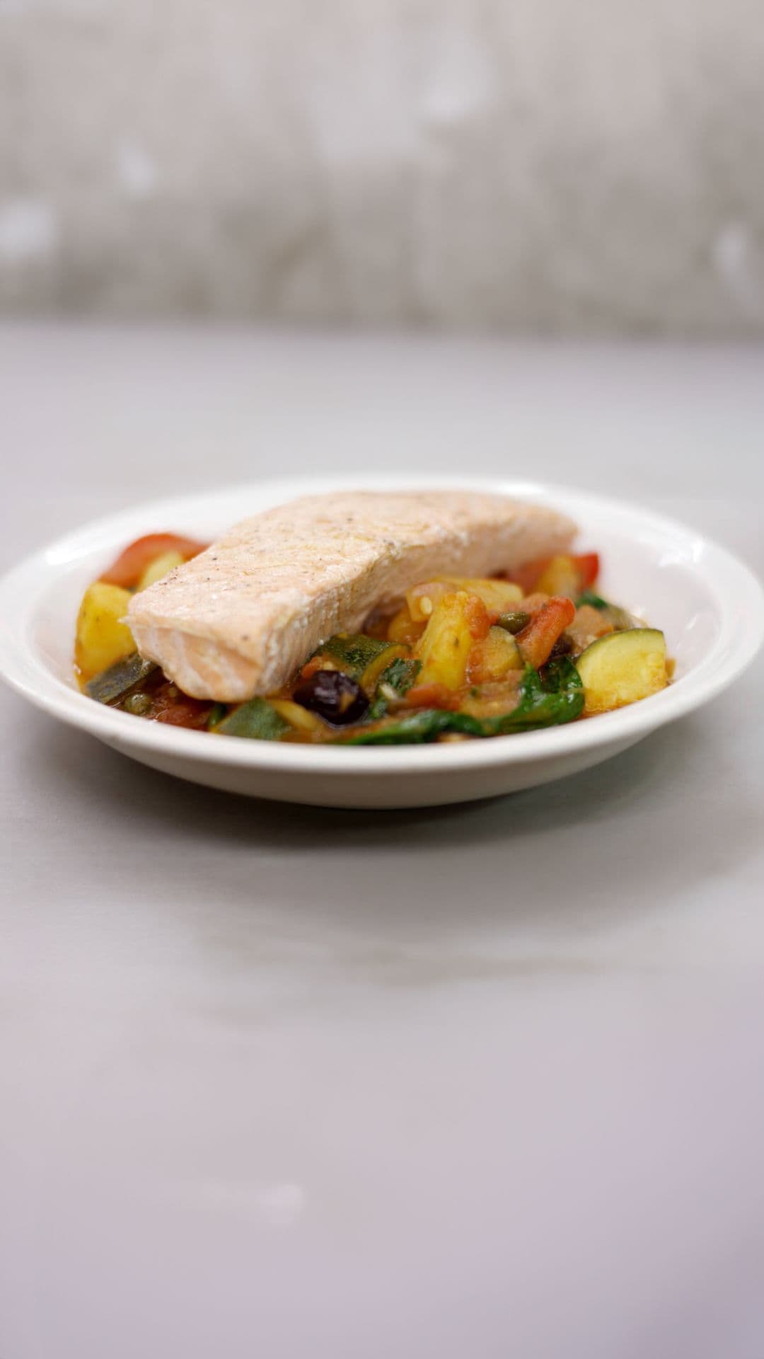 Zuiderse groentestoofpot met zalmfilet