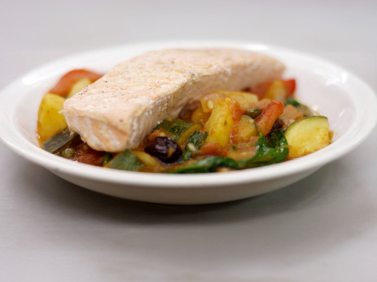 Zuiderse groentestoofpot met zalmfilet