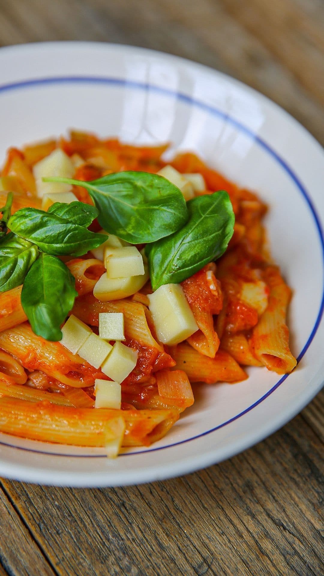 Pasta all'arrabbiata met rokerige aubergine en scamorza