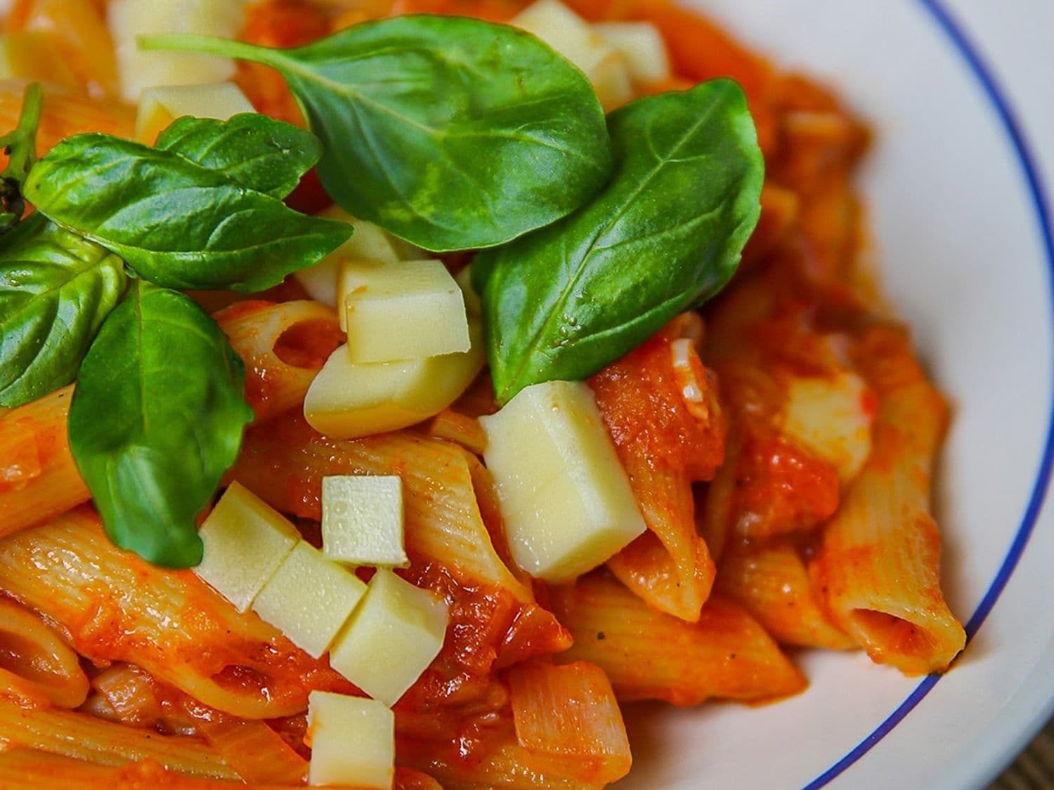 Pasta all'arrabbiata met rokerige aubergine en scamorza