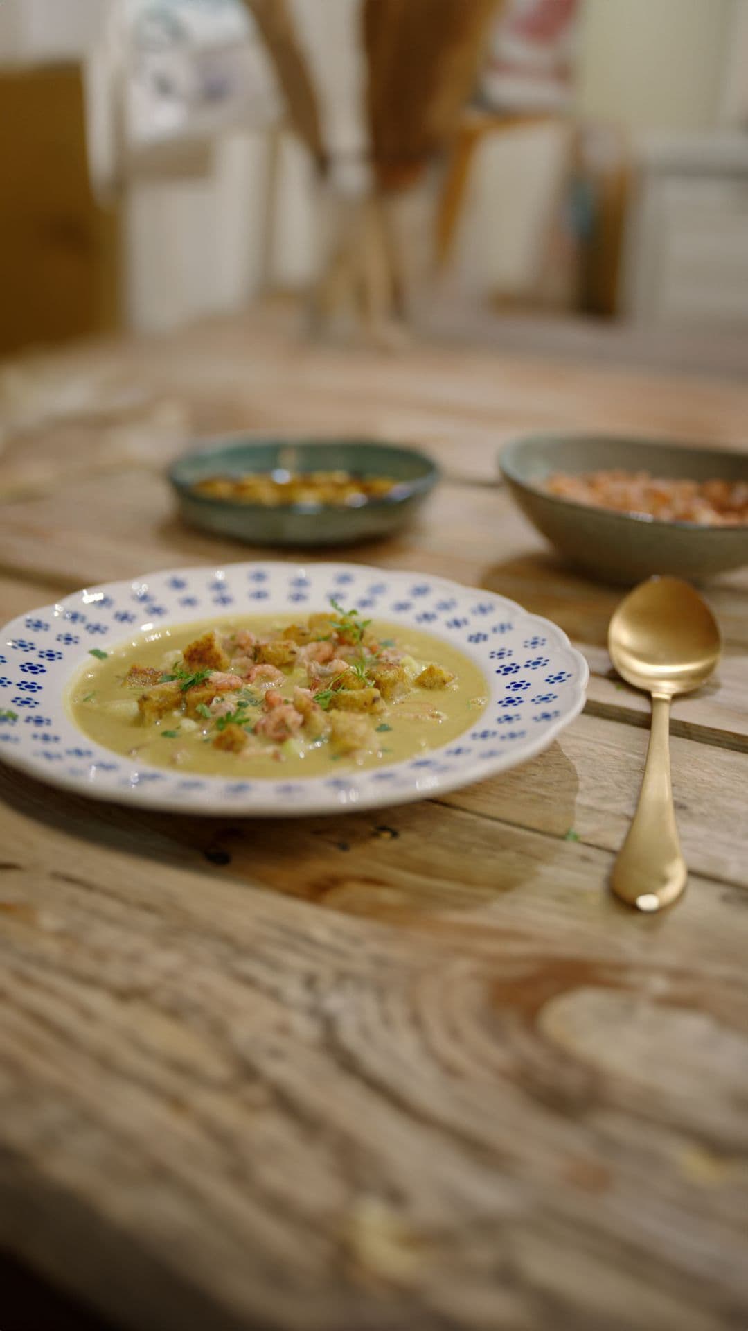 Spitskoolsoep met grijze garnalen en currycroutons