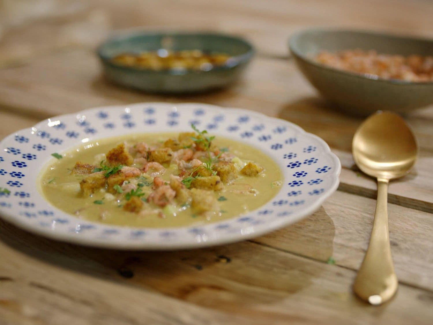 Spitskoolsoep met grijze garnalen en currycroutons