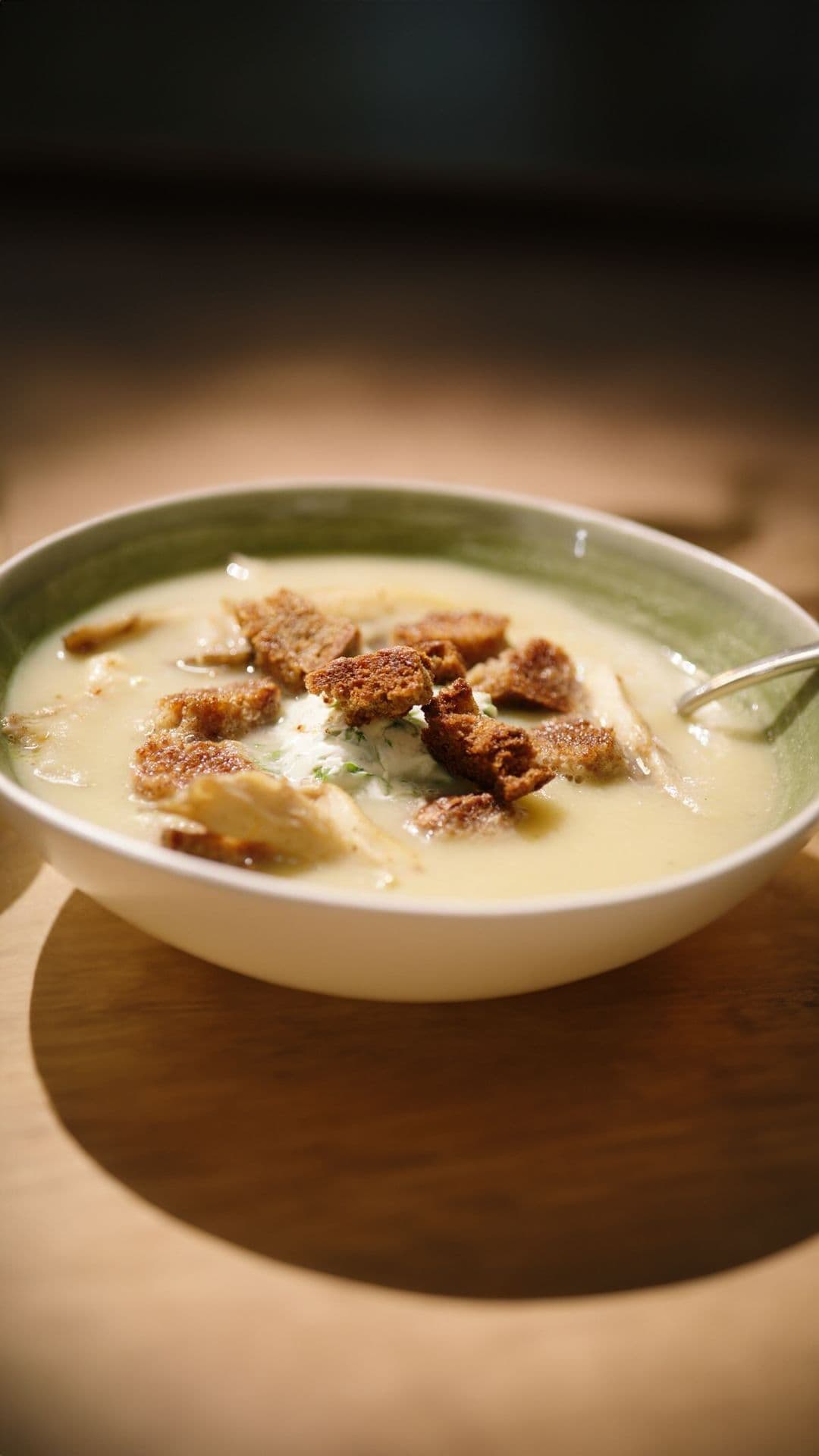 Knolseldersoep met gebakken oesterzwammen, lookkorstjes en mascarpone