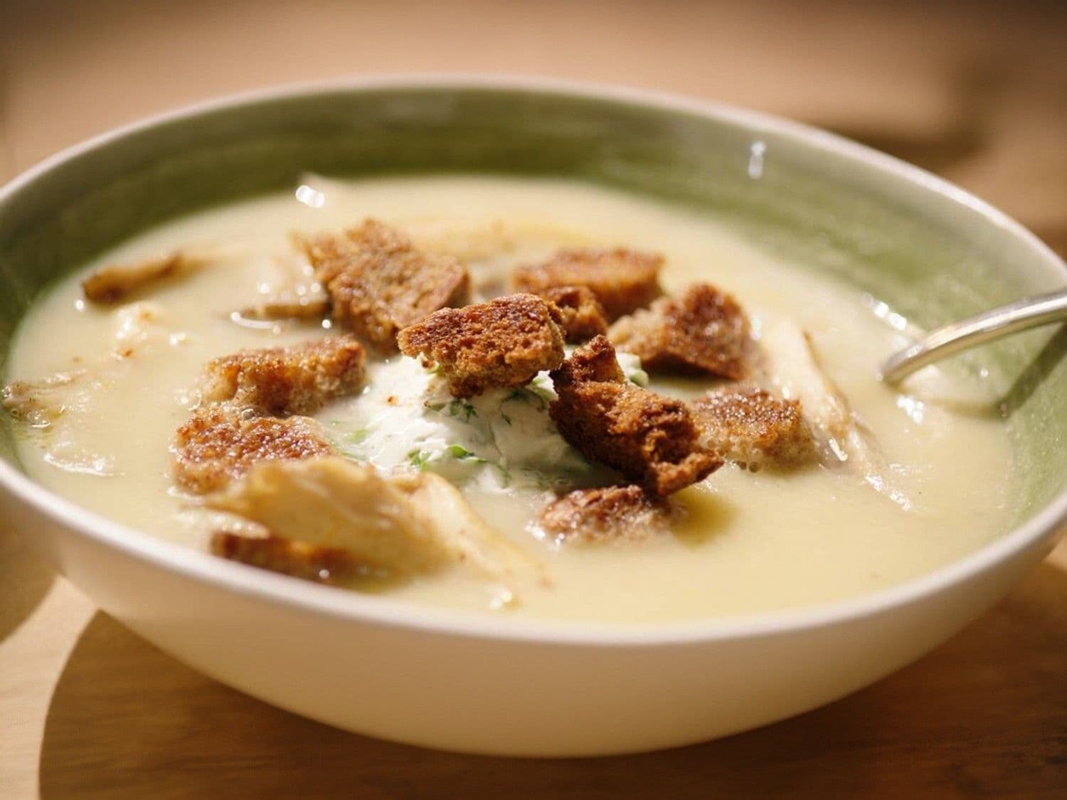 Knolseldersoep met gebakken oesterzwammen, lookkorstjes en mascarpone