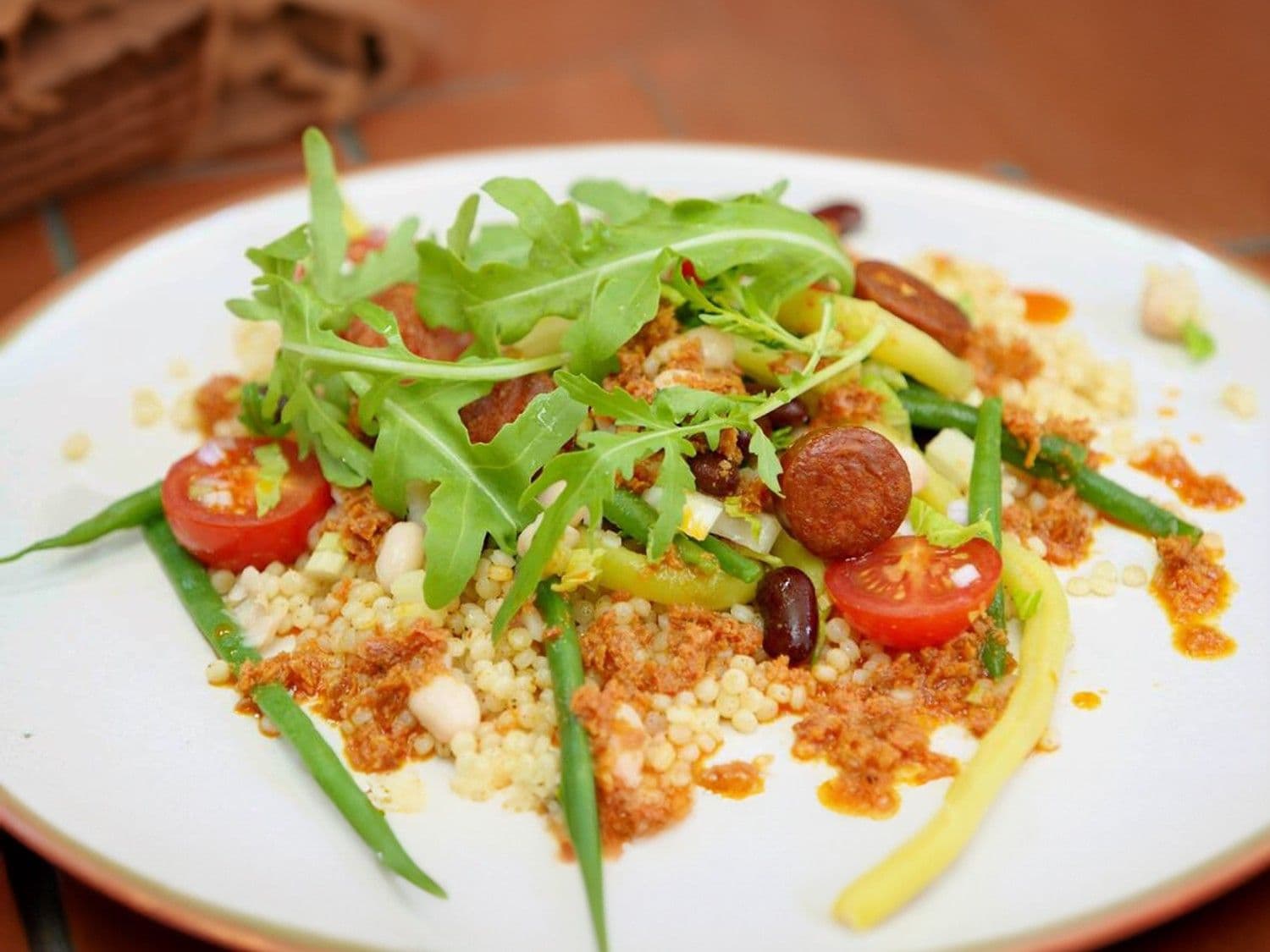 Bonensalade met handgerolde couscous en chorizo