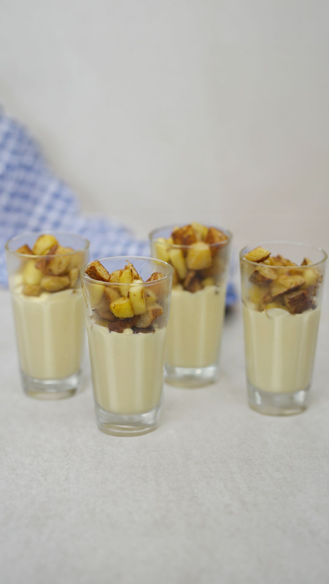 Advocaatmousse met appel  en croutons van briochebrood 