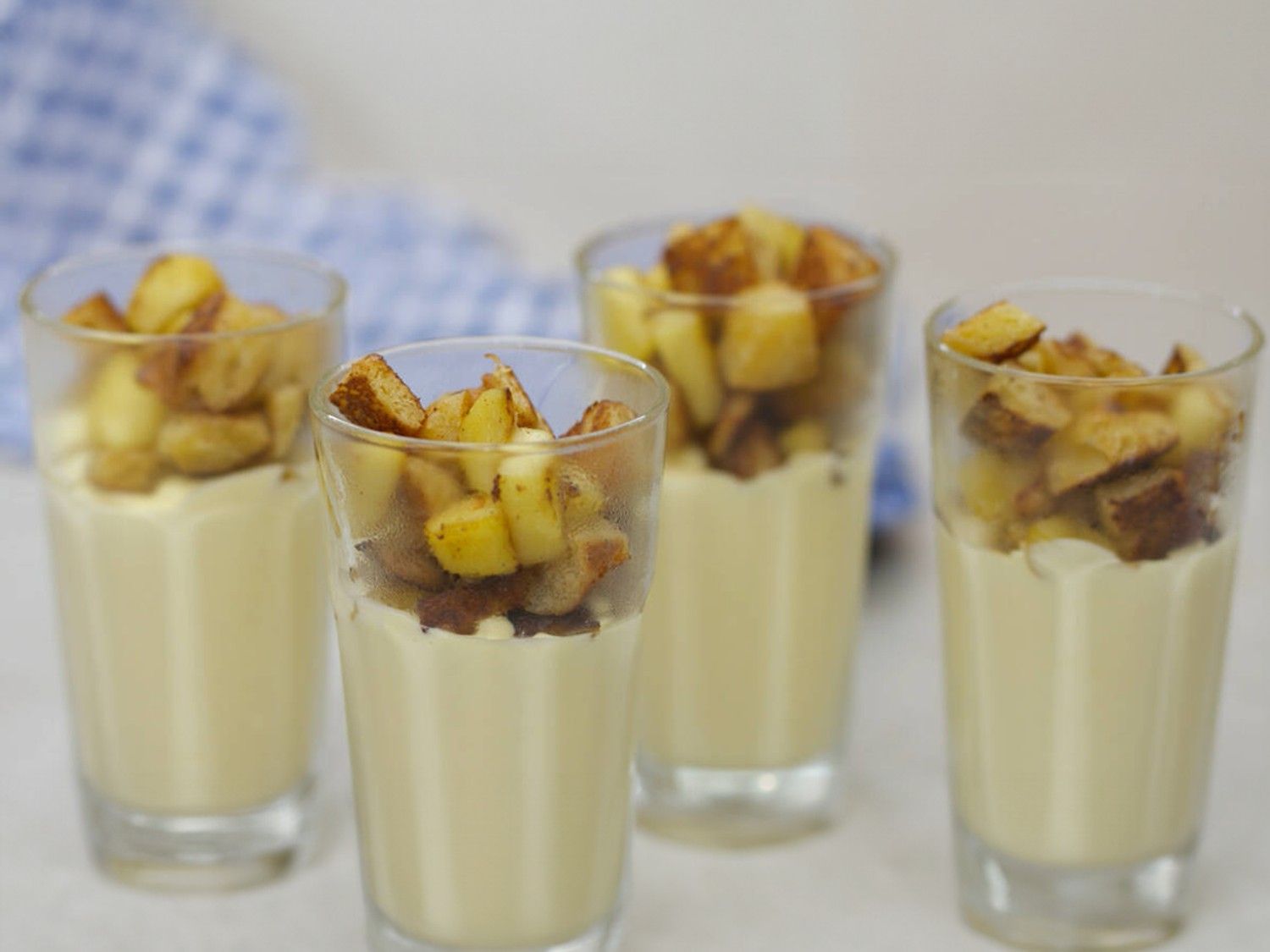 Advocaatmousse met appel  en croutons van briochebrood 