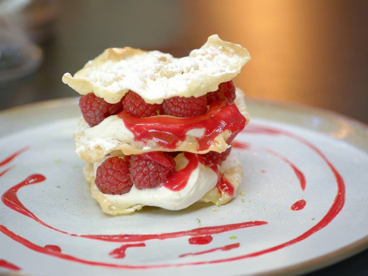 Millefeuille van wonton met frambozen en ricotta