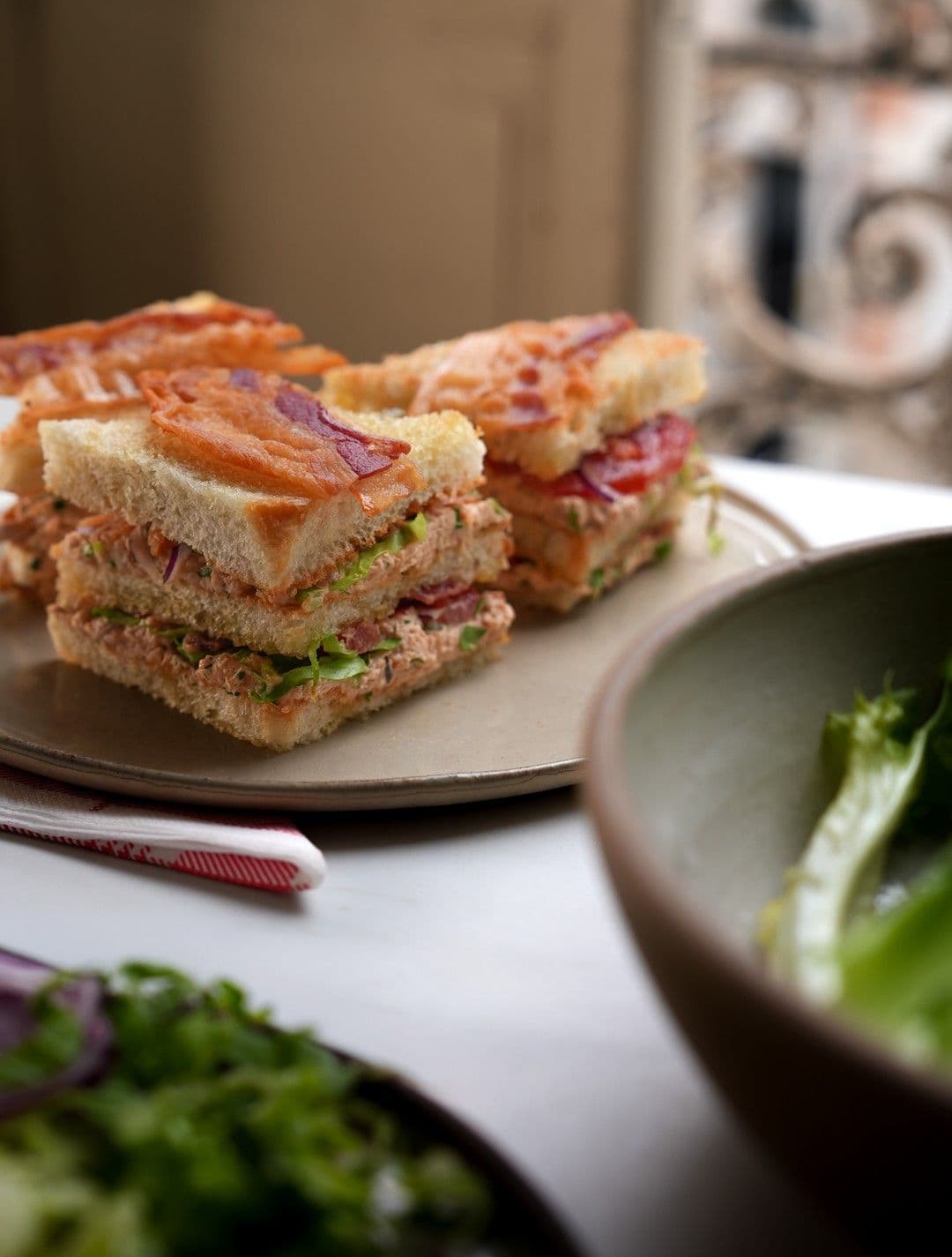 Club sandwich met kipsalade en Thousand Island dressing