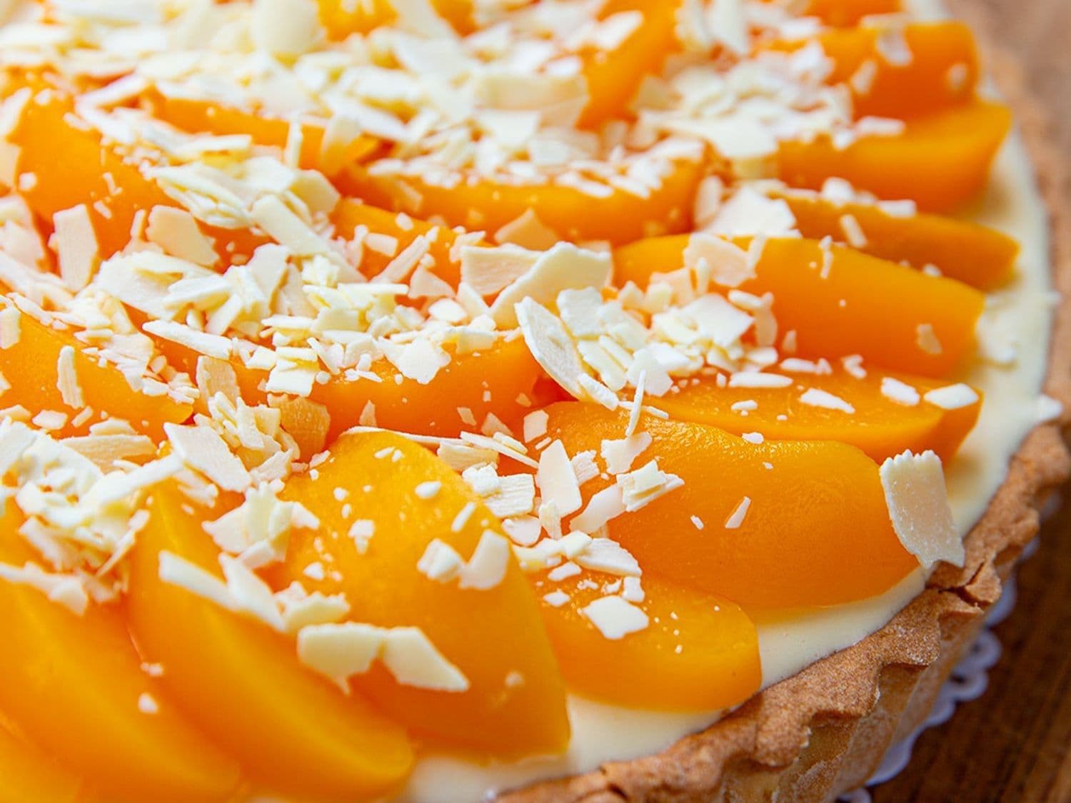 Witte chocolademoussetaart met perzik