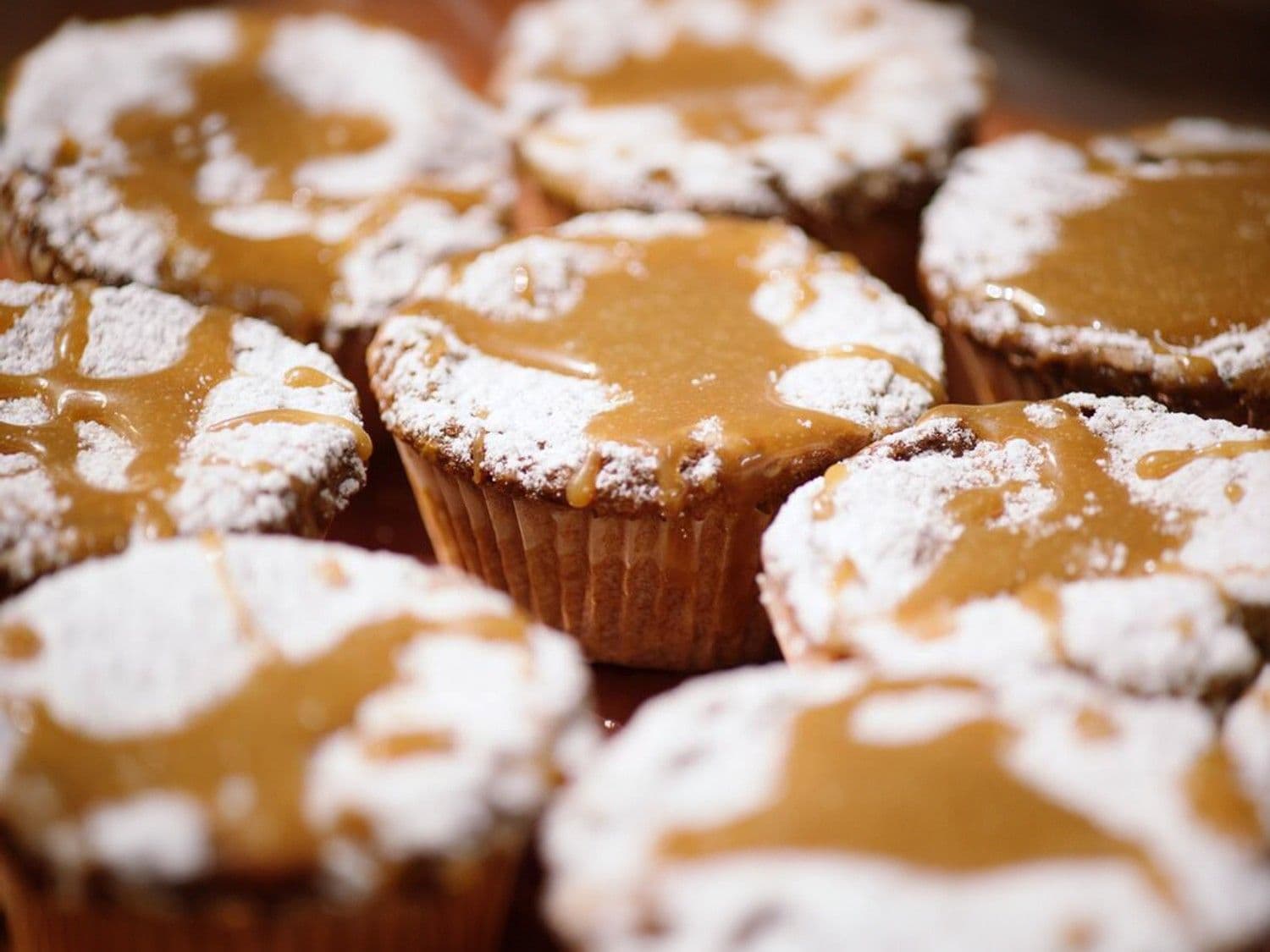 Blondies met noten en gezouten karamel
