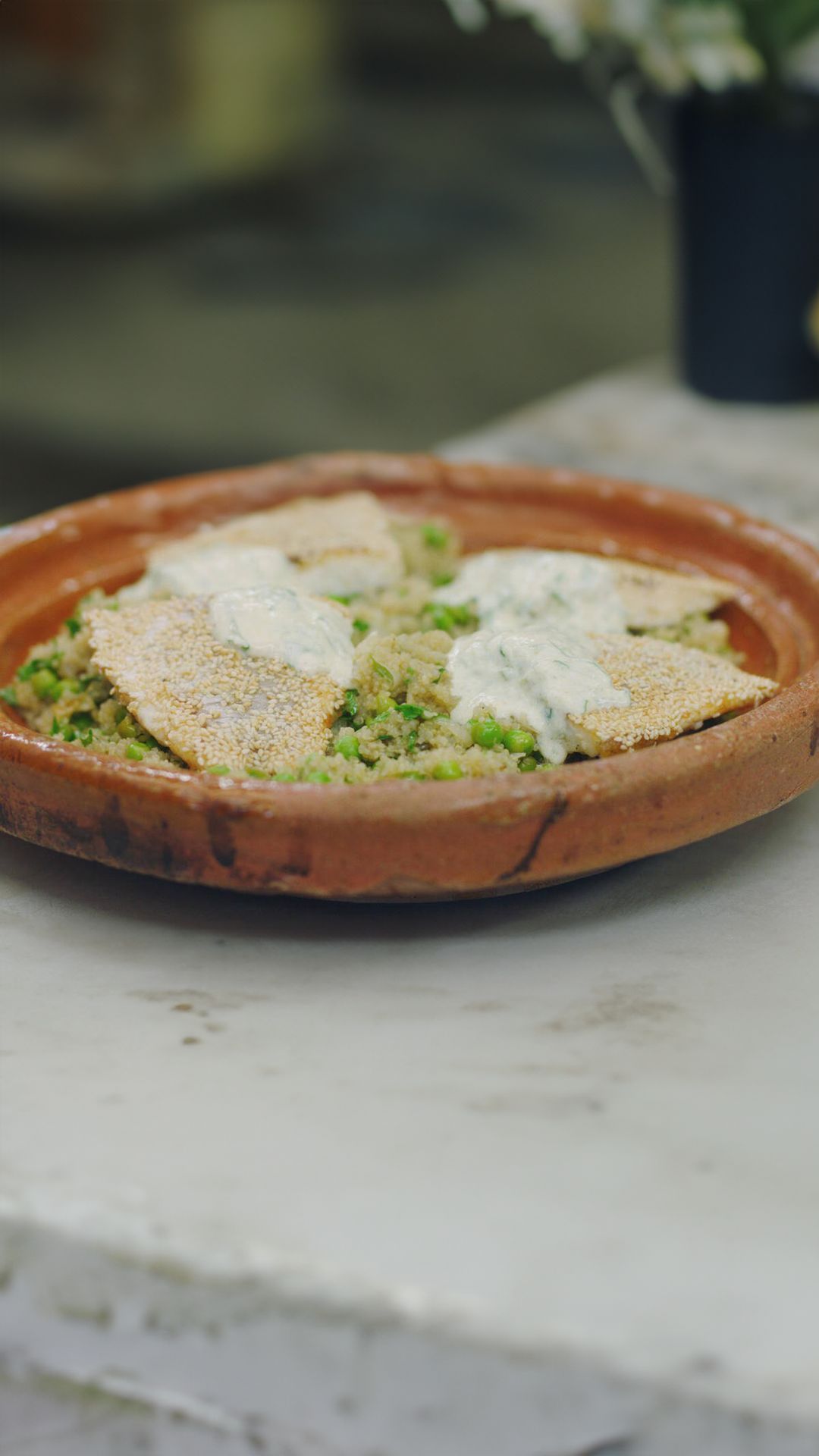 Zeebaars met sesamkorst, quinoa en een frisse koude saus