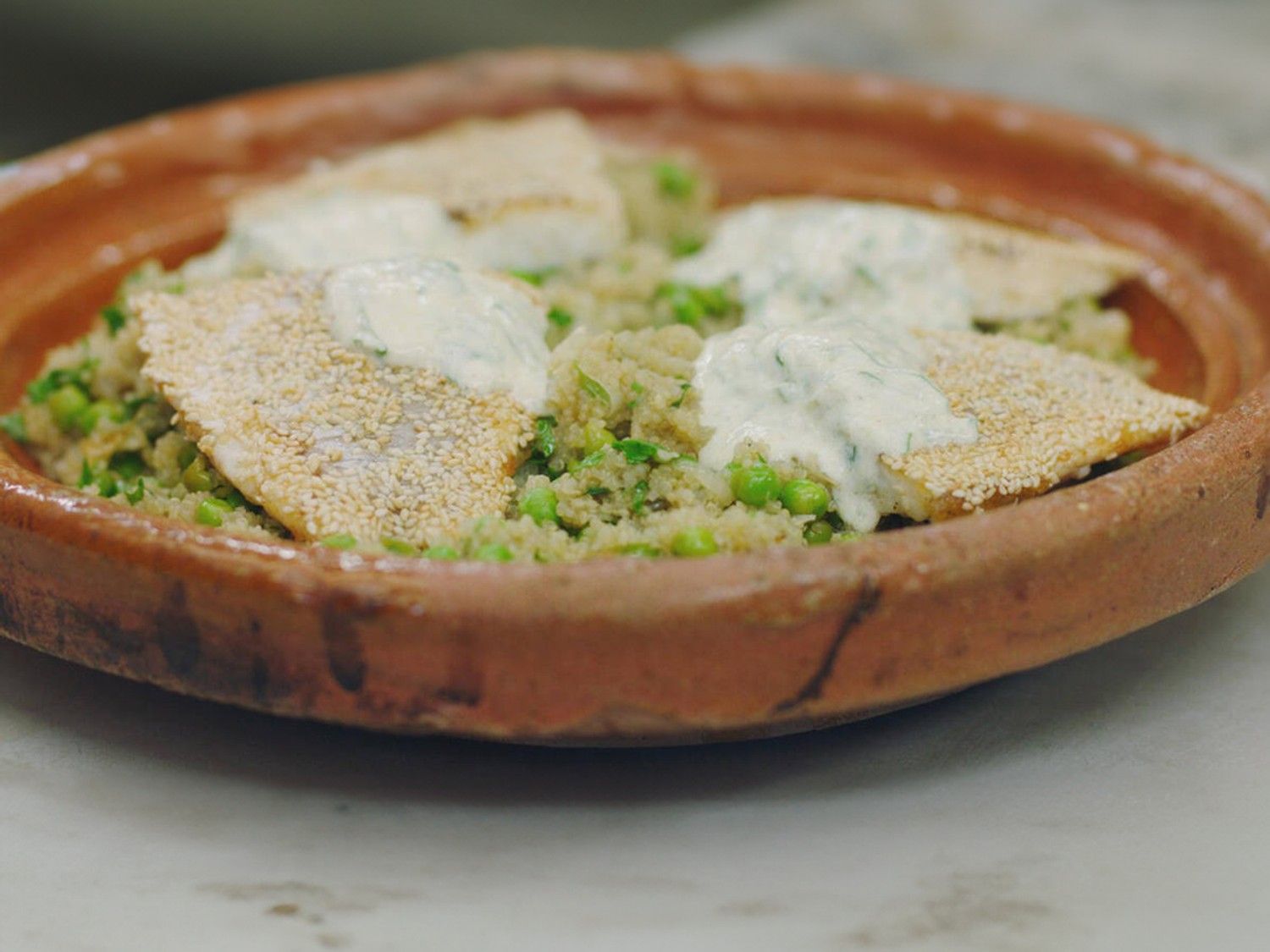 Zeebaars met sesamkorst, quinoa en een frisse koude saus