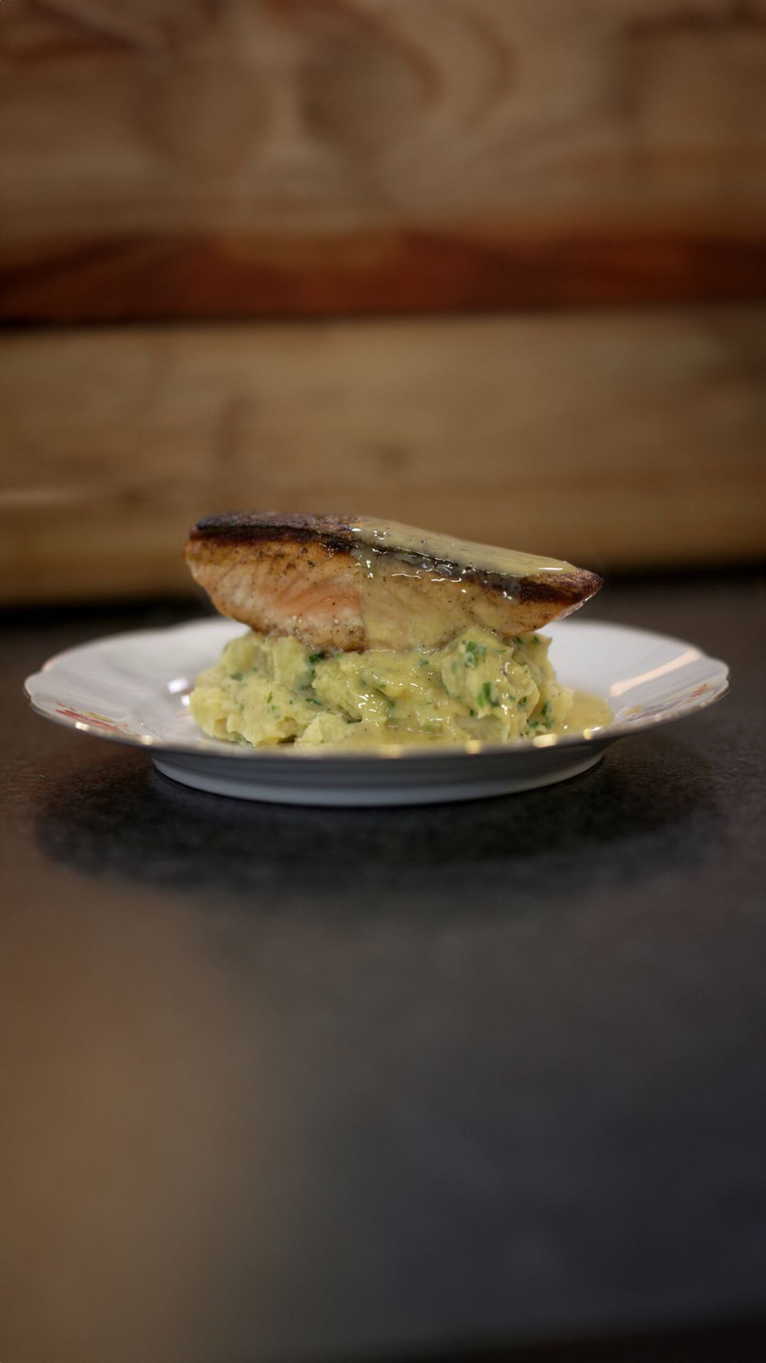 Zalm, pastinaakstoemp en beurre blanc