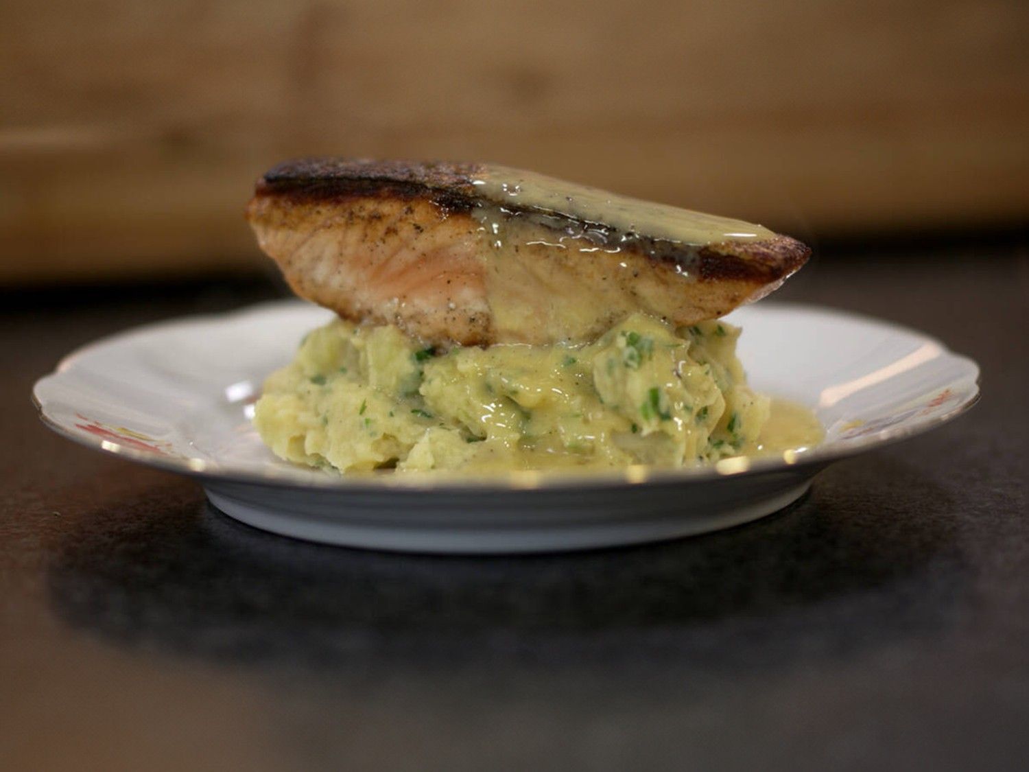 Zalm, pastinaakstoemp en beurre blanc
