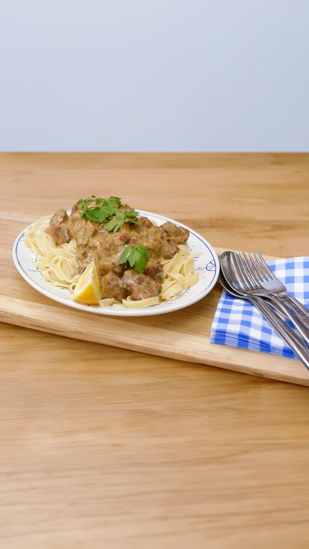 Agnello brodettato met tagliatelle