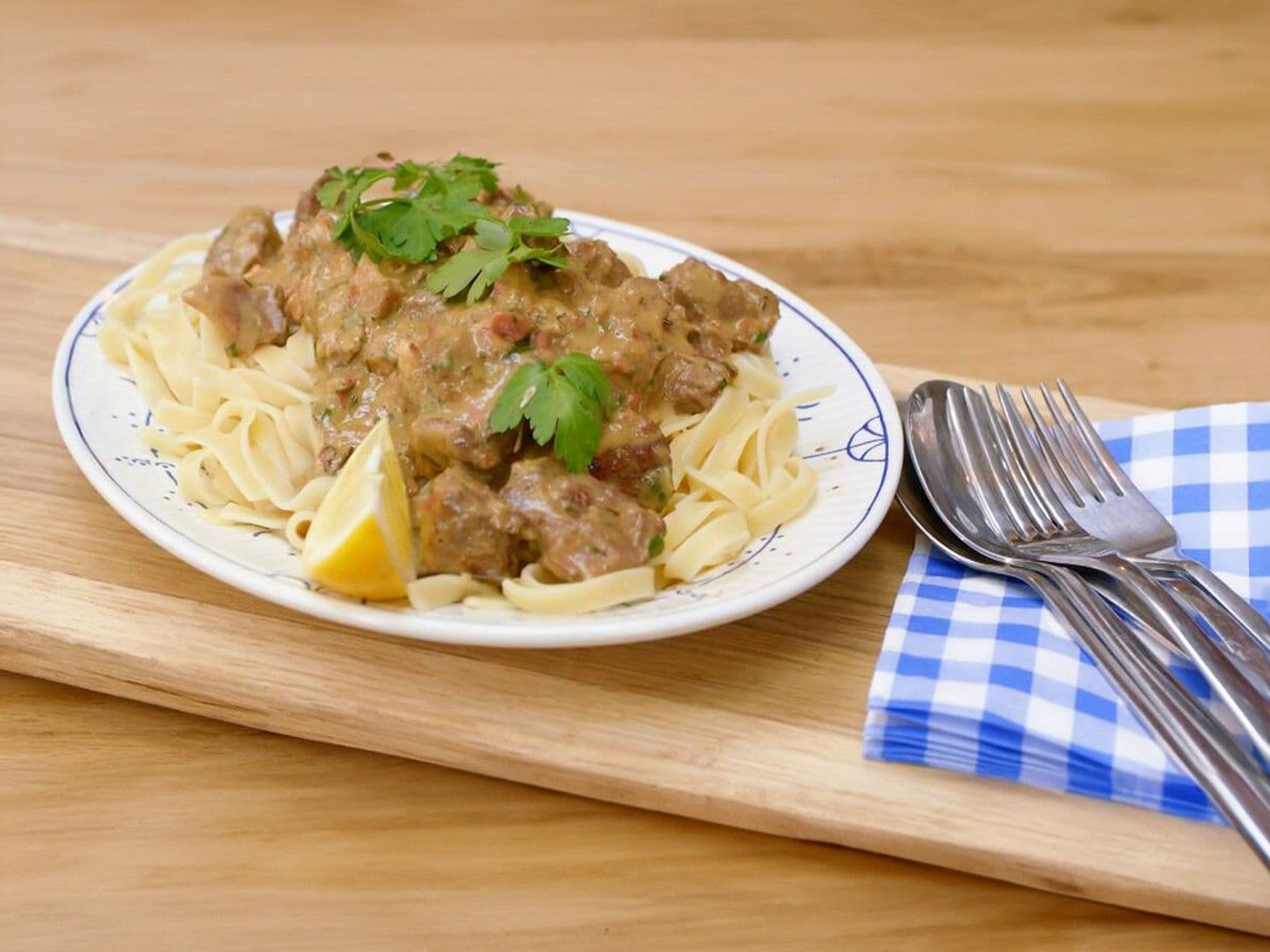 Agnello brodettato met tagliatelle
