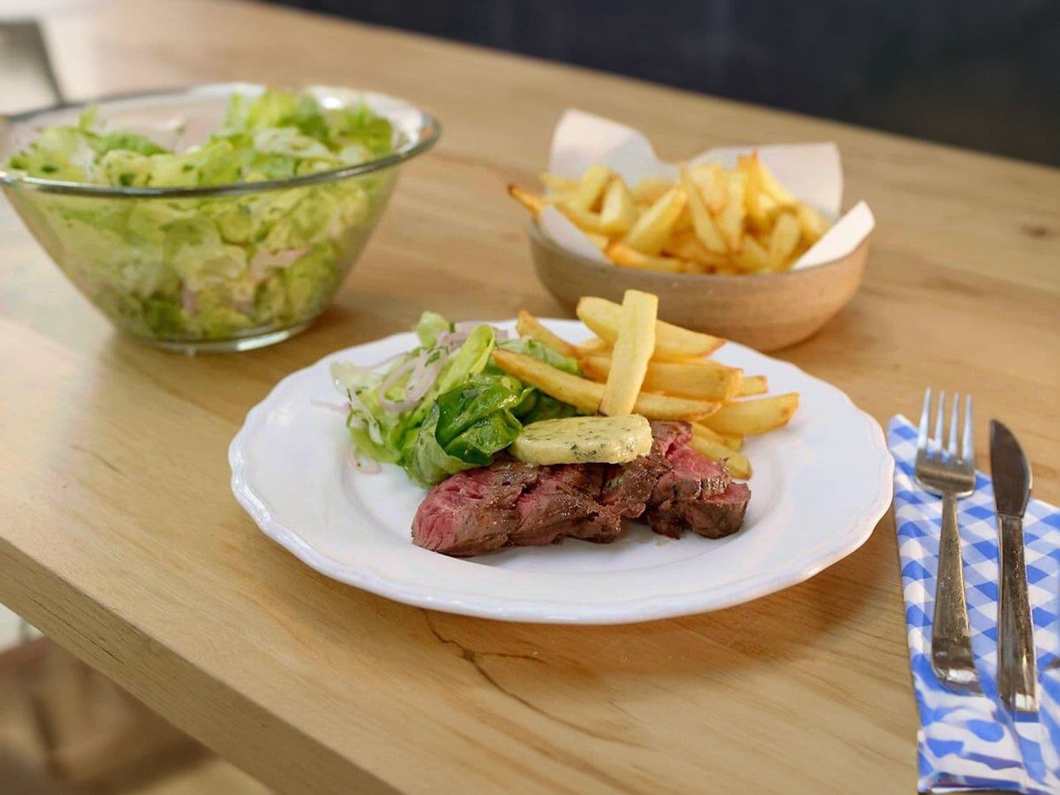 Onglet met beurre Café de Paris, sla en frieten