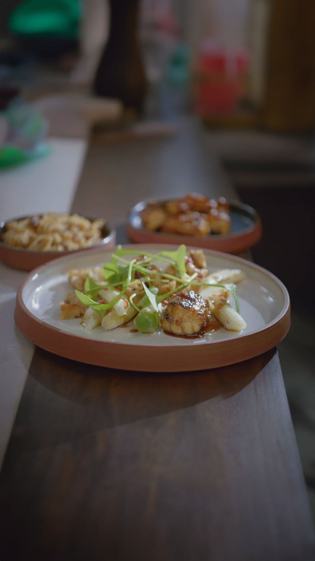 Salade met gelakte hondshaai en gebrande asperges