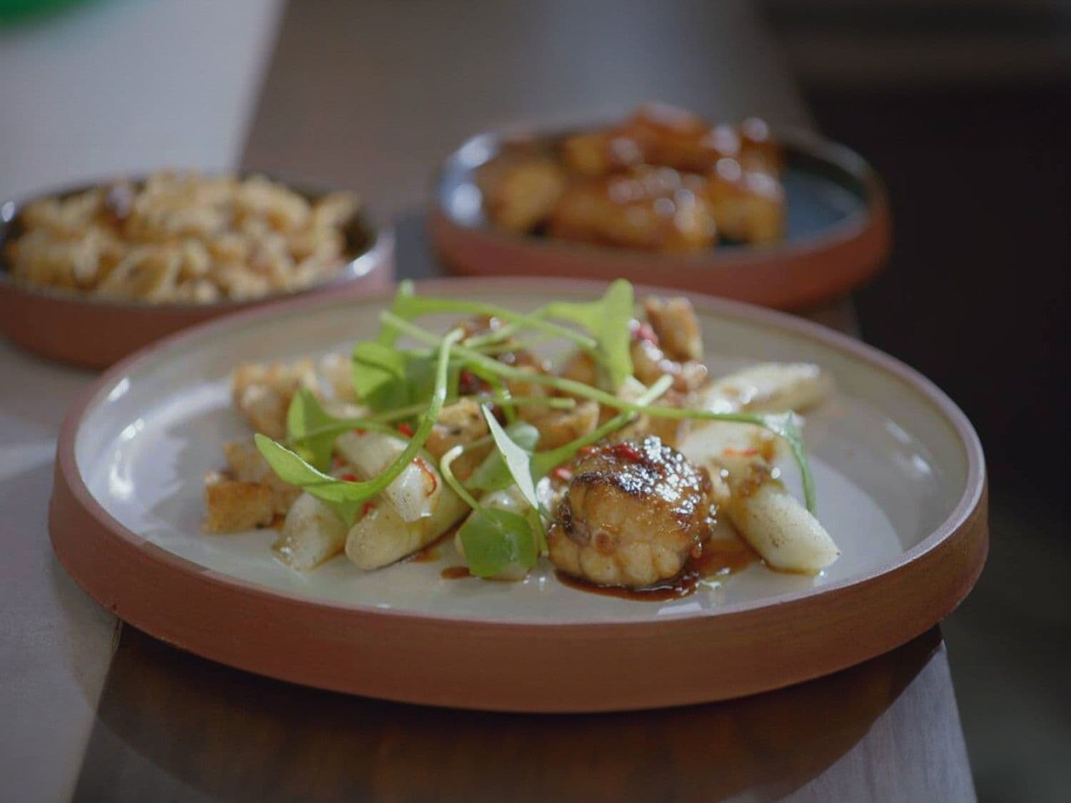 Salade met gelakte hondshaai en gebrande asperges