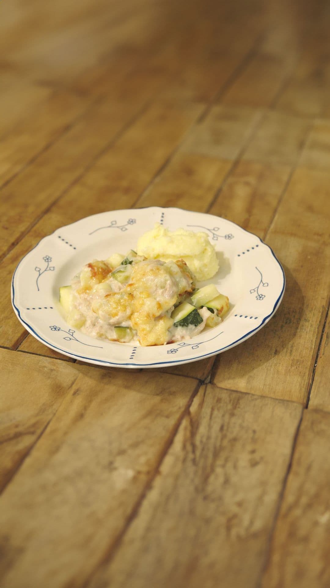 Gratin met courgette, tonijn en kaassaus