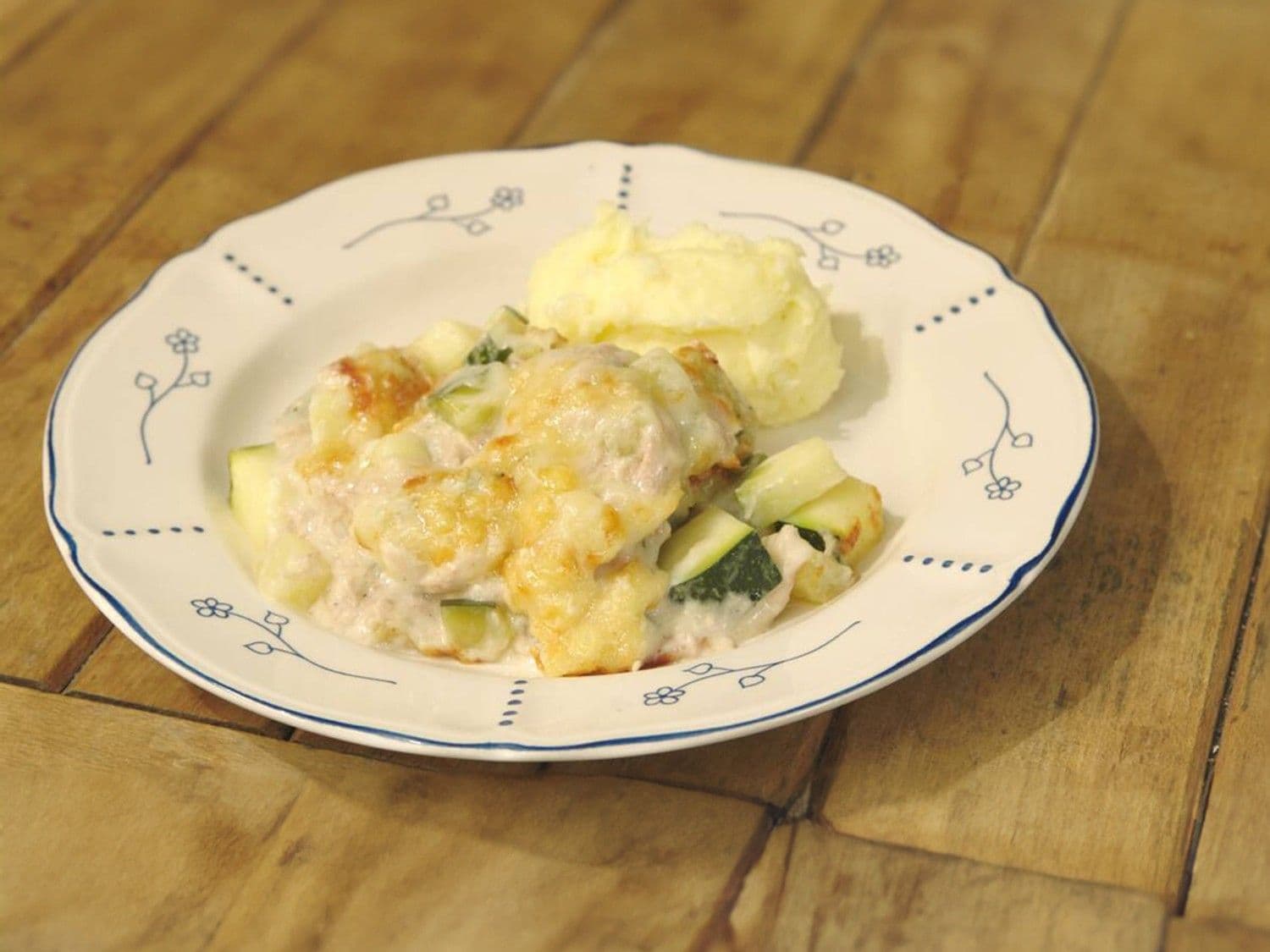 Gratin met courgette, tonijn en kaassaus