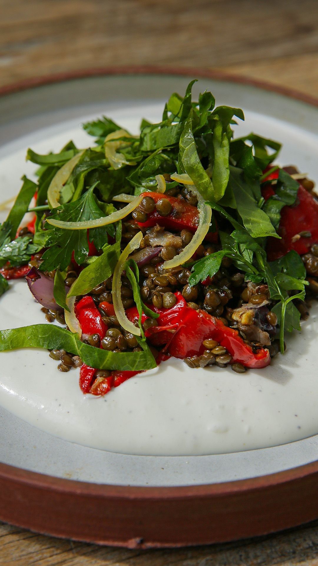 Linzensalade met zuring, gekonfijte paprika, feta en opgelegde citroen