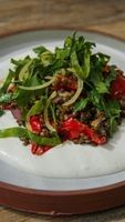 Linzensalade met zuring, gekonfijte paprika, feta en opgelegde citroen (thumbnail)