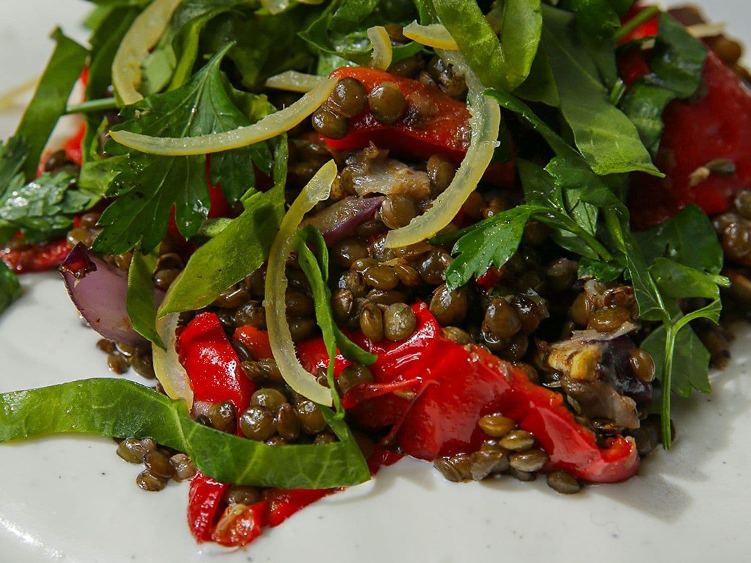 Linzensalade met zuring, gekonfijte paprika, feta en opgelegde citroen