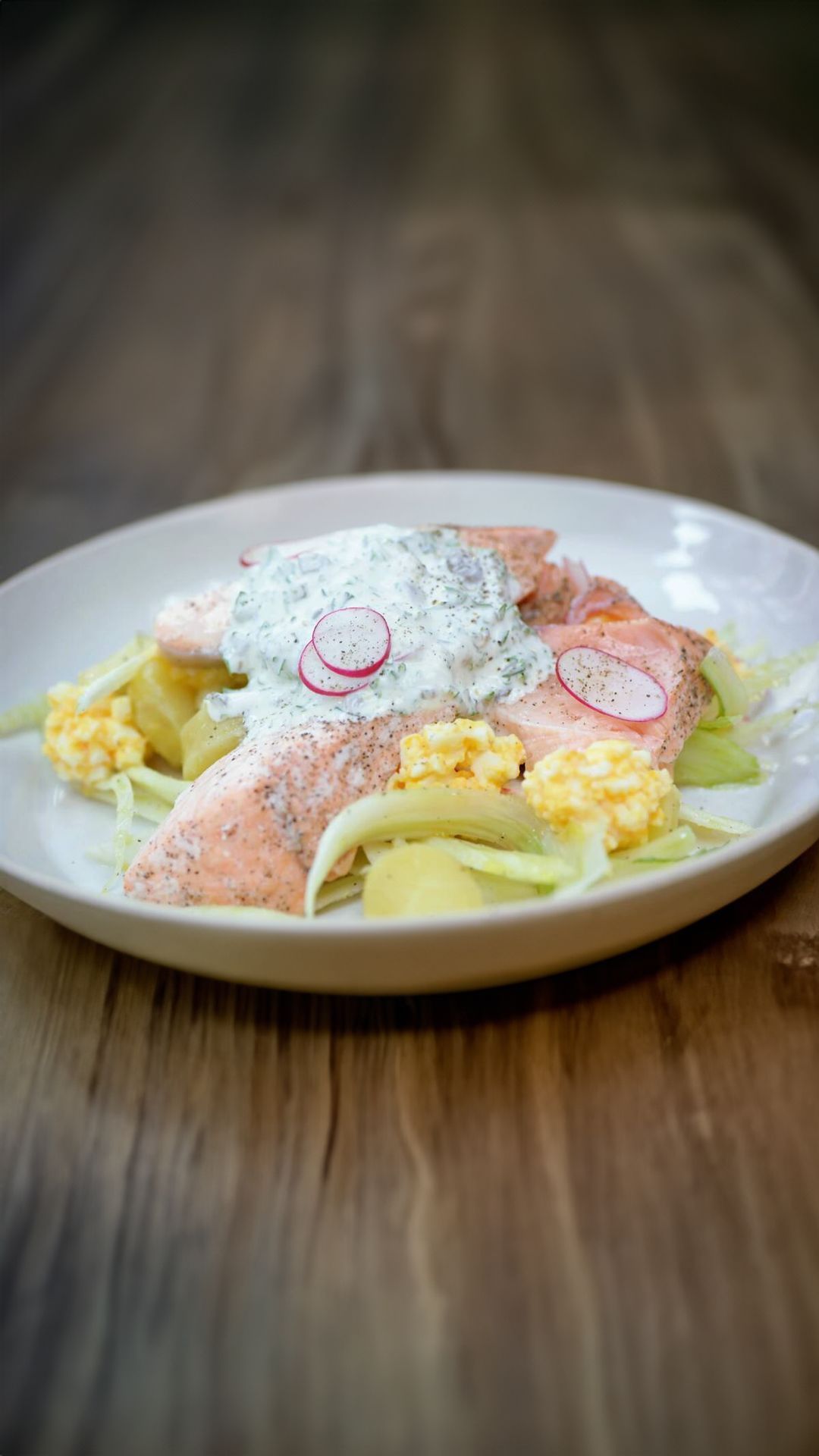 Venkelsalade met aardappel, mimosa en zalm