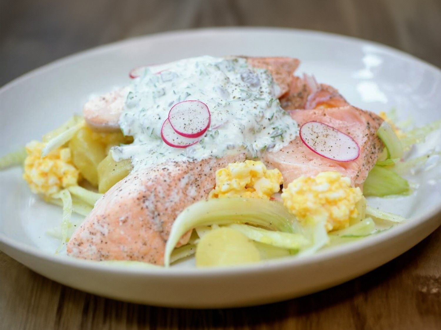 Venkelsalade met aardappel, mimosa en zalm