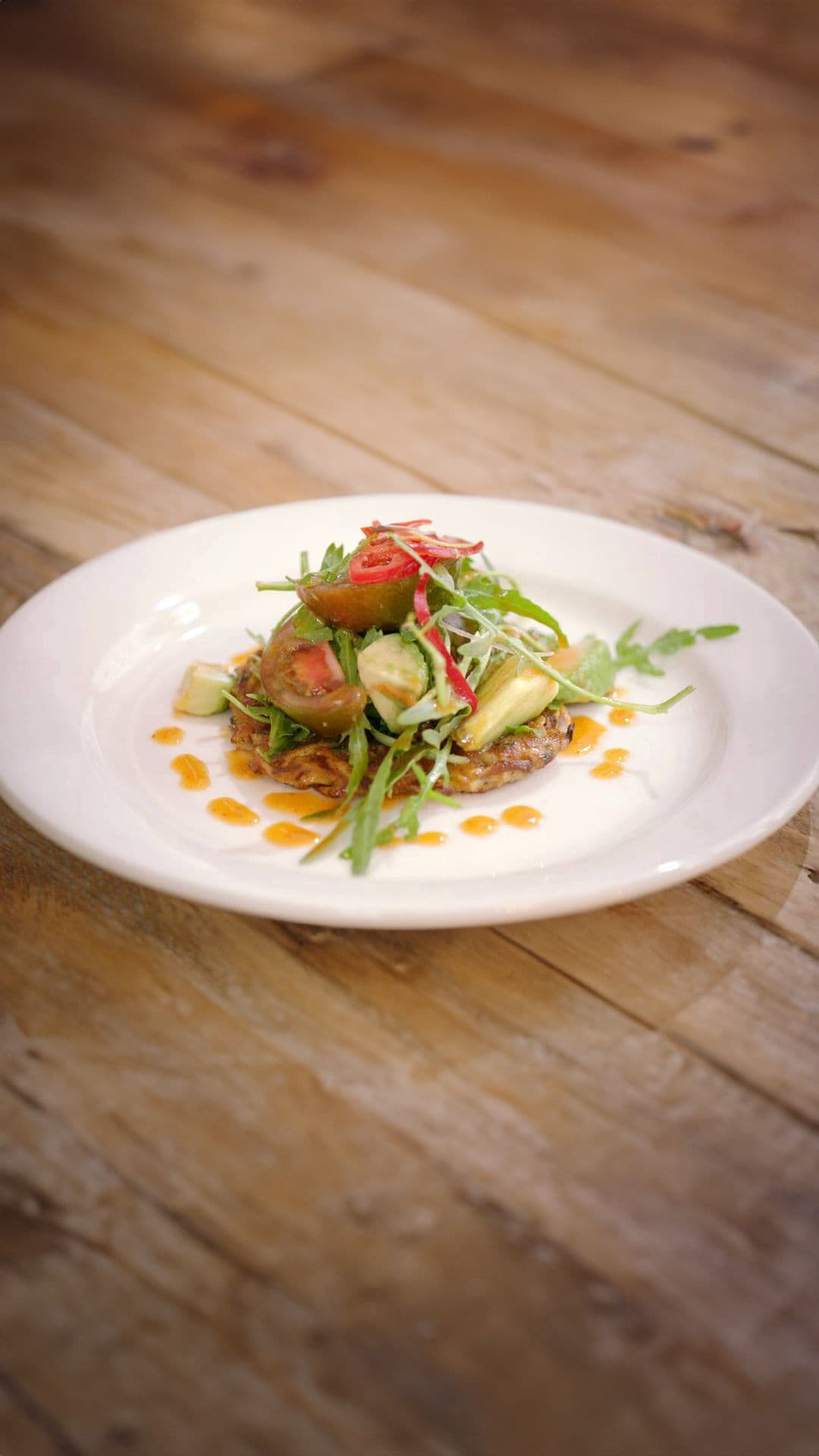 Groenterösti met rucolasalade en srirachadressing