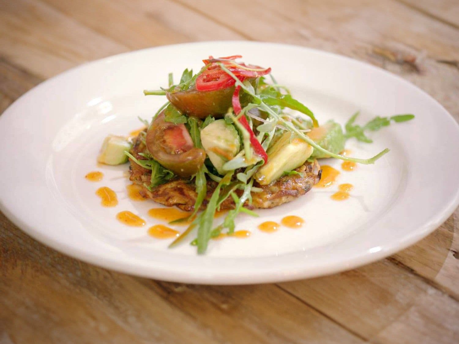 Groenterösti met rucolasalade en srirachadressing