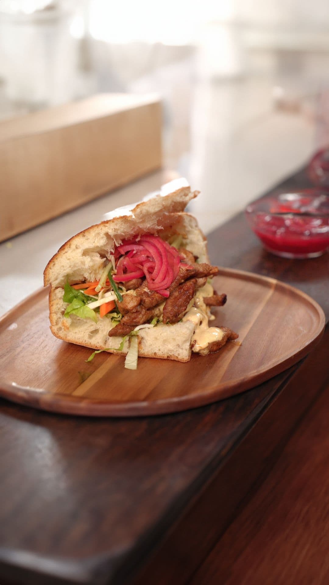 Lamskebab met gepickelde ui en andijvie