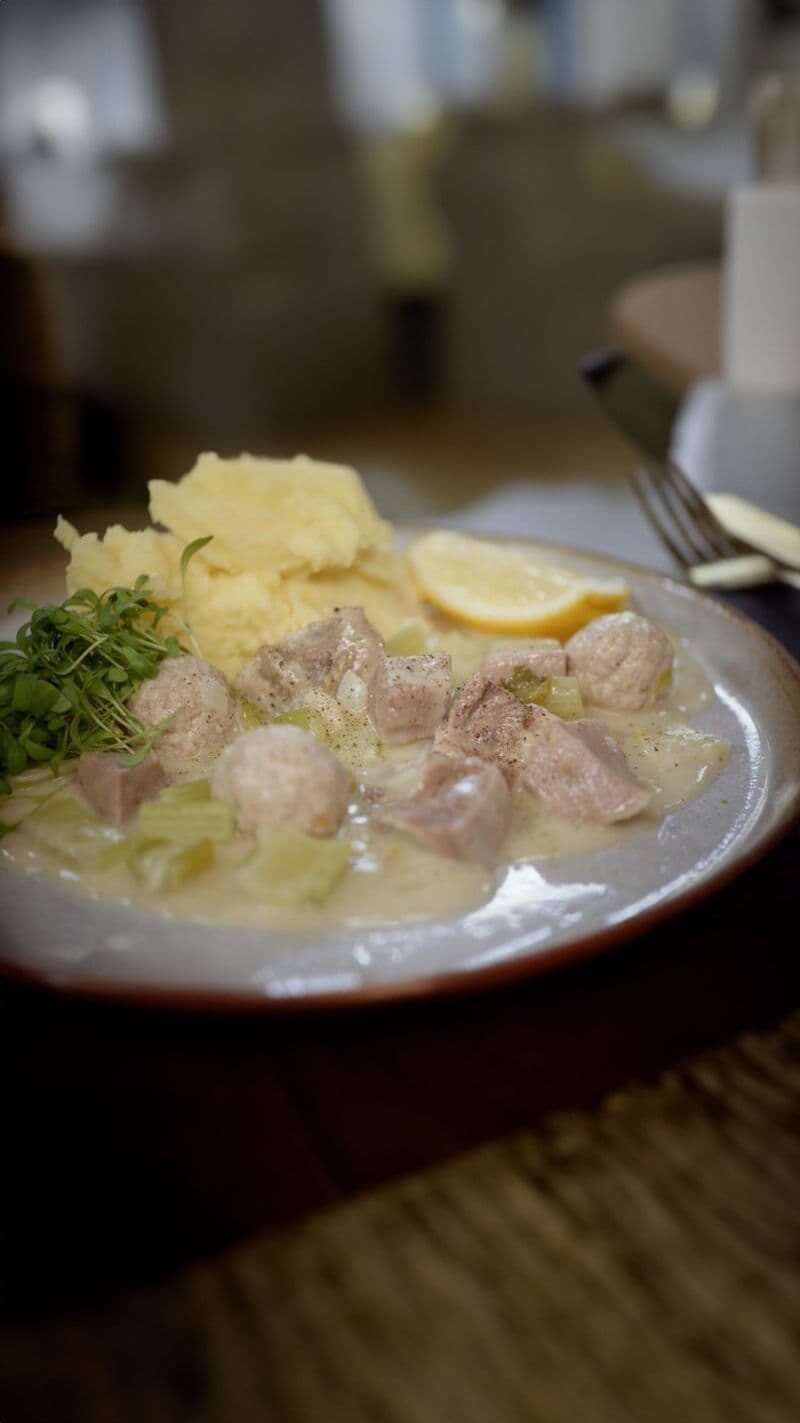 Kalfstong in seldersaus met kalfsgehaktballetjes en puree