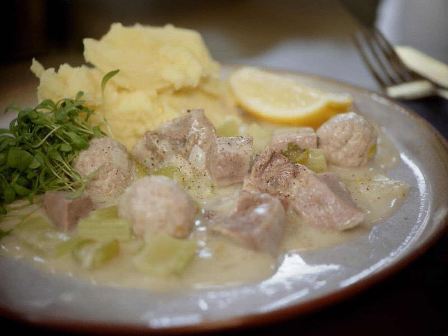 Kalfstong in seldersaus met kalfsgehaktballetjes en puree