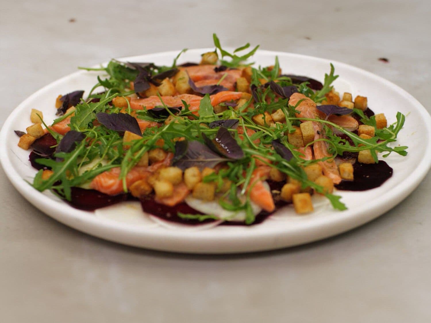 Gemarineerde zalm met carpaccio van biet, daikon en koolrabi 